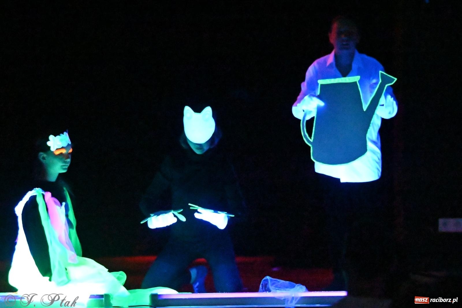 Zdjęcie w galerii na portalu naszraciborz.pl: Magia baśni na scenie MDK. Dziecięce talenty oczarowały publiczność [FOTO] wiadomości z regionu