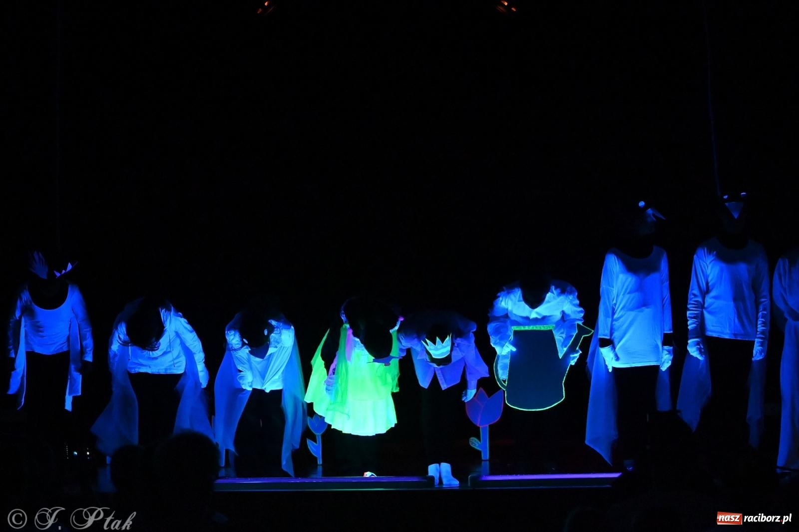 Zdjęcie w galerii na portalu naszraciborz.pl: Magia baśni na scenie MDK. Dziecięce talenty oczarowały publiczność [FOTO] wiadomości z regionu