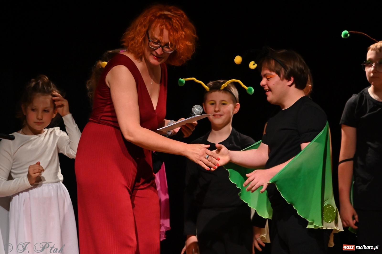 Zdjęcie w galerii na portalu naszraciborz.pl: Magia baśni na scenie MDK. Dziecięce talenty oczarowały publiczność [FOTO] wiadomości z regionu