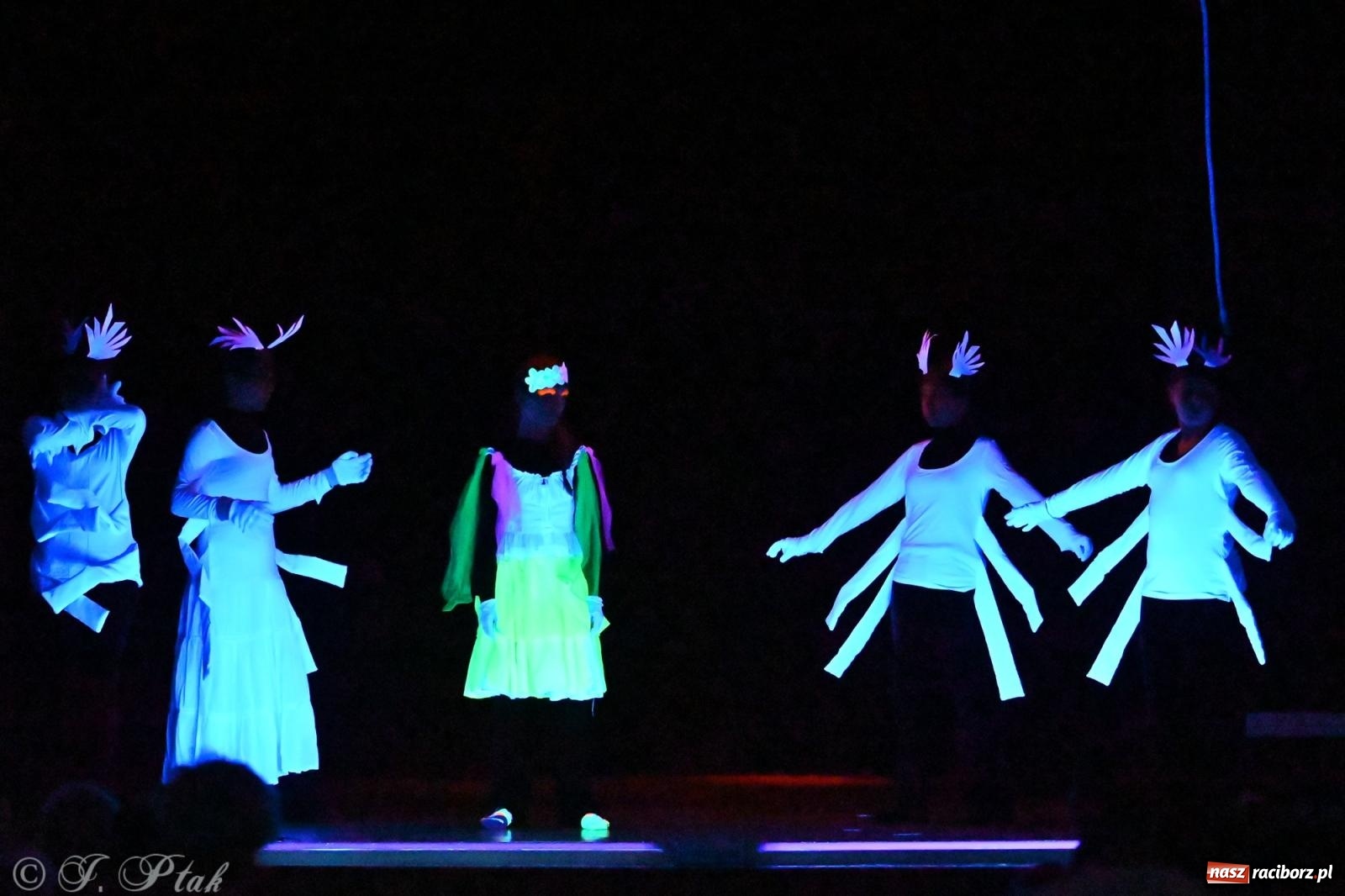 Zdjęcie w galerii na portalu naszraciborz.pl: Magia baśni na scenie MDK. Dziecięce talenty oczarowały publiczność [FOTO] wiadomości z regionu