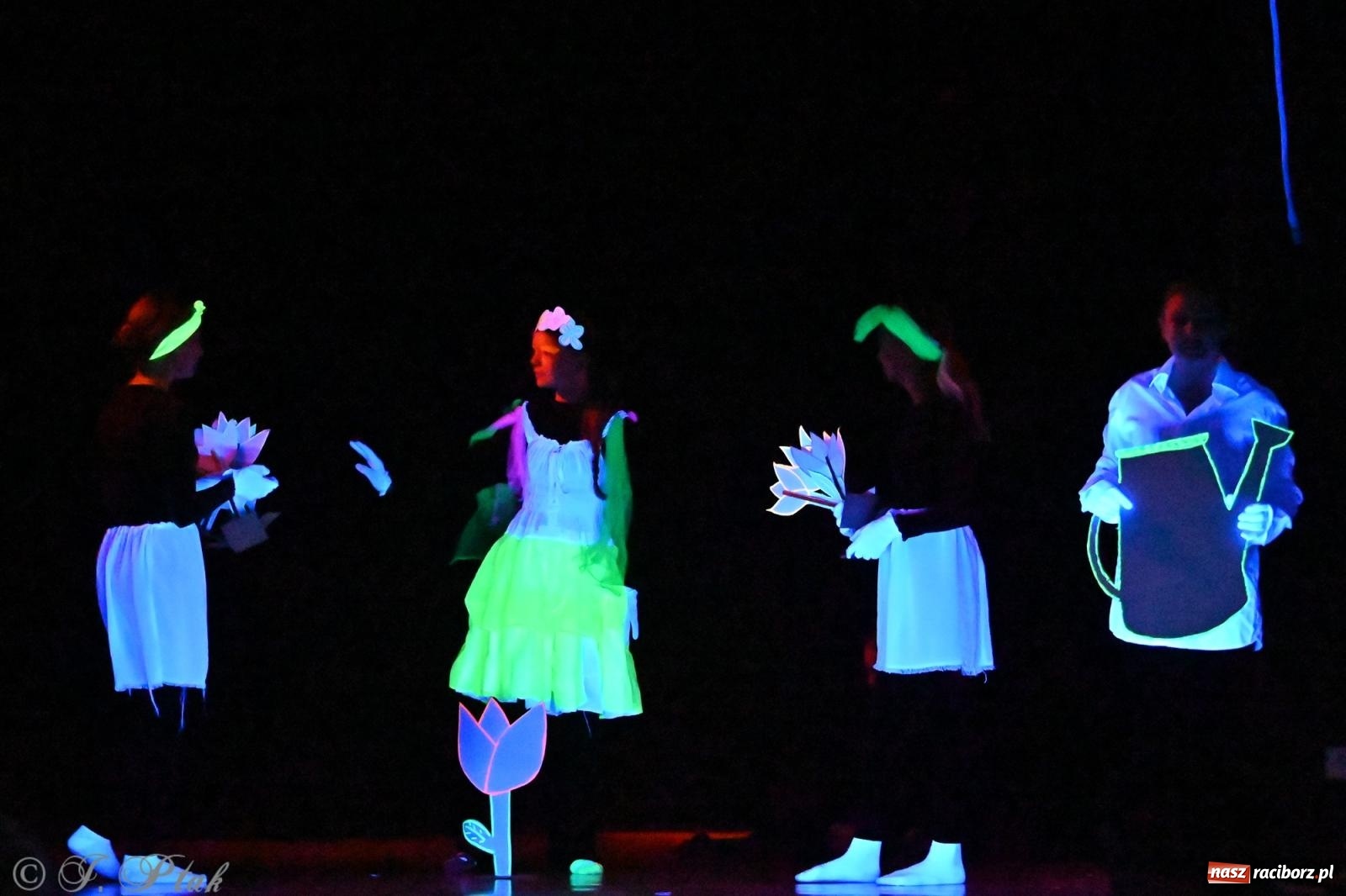 Zdjęcie w galerii na portalu naszraciborz.pl: Magia baśni na scenie MDK. Dziecięce talenty oczarowały publiczność [FOTO] wiadomości z regionu