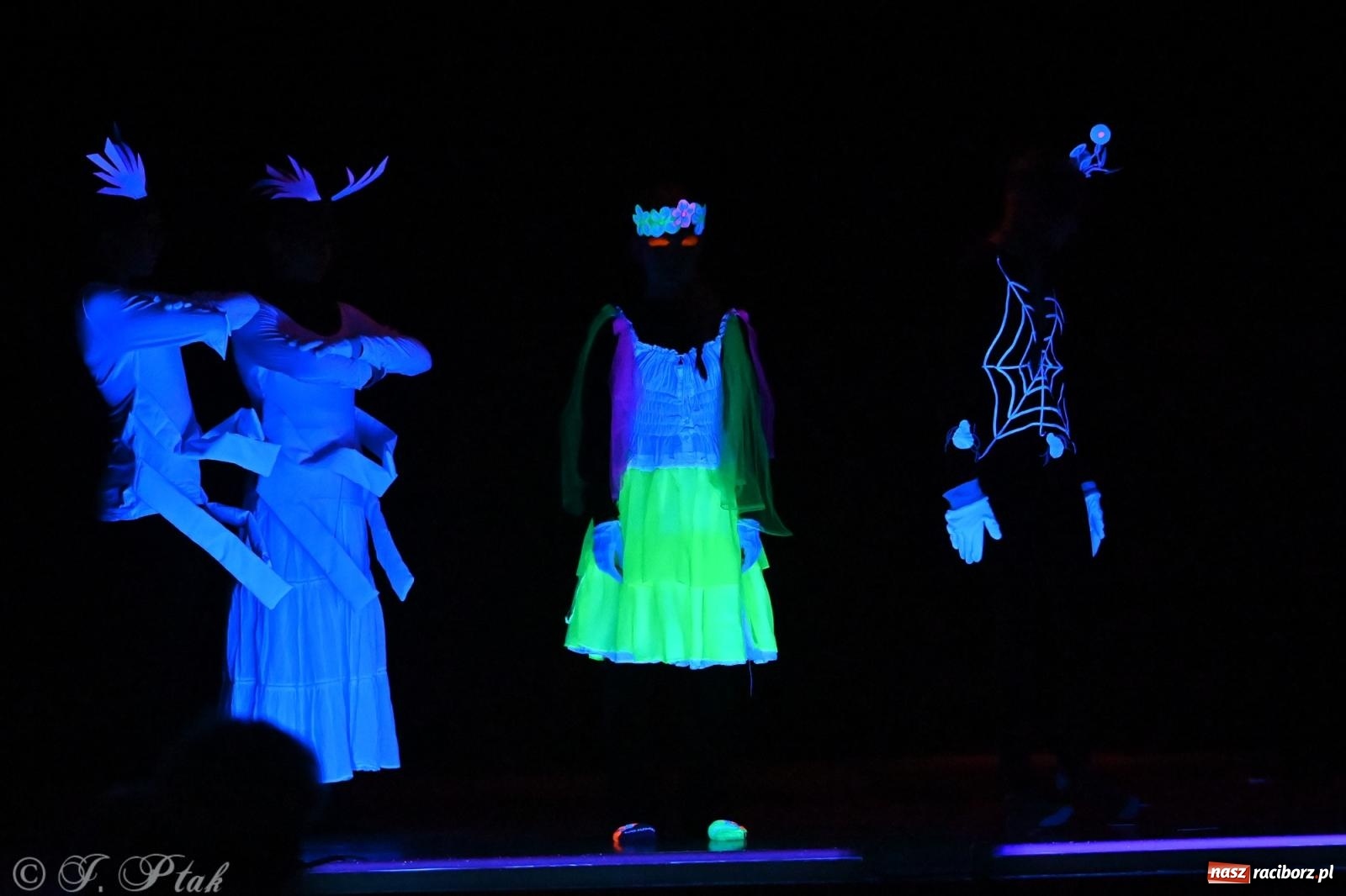 Zdjęcie w galerii na portalu naszraciborz.pl: Magia baśni na scenie MDK. Dziecięce talenty oczarowały publiczność [FOTO] wiadomości z regionu