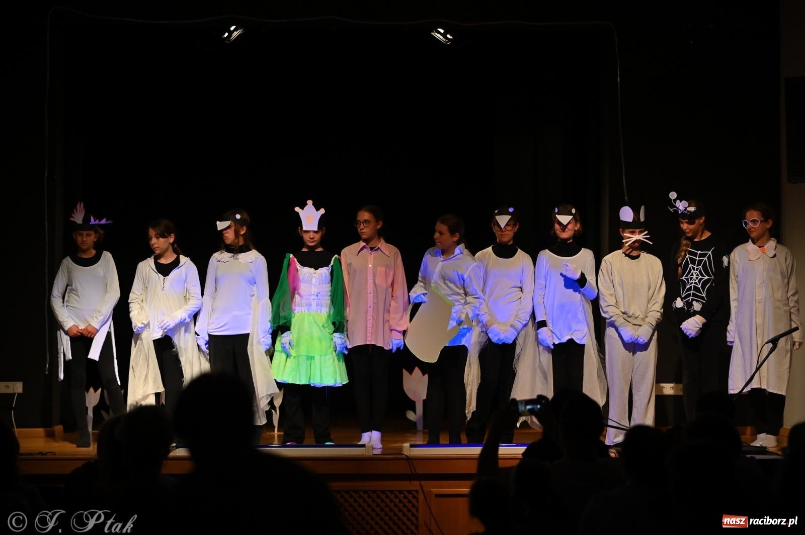 Zdjęcie w galerii na portalu naszraciborz.pl: Magia baśni na scenie MDK. Dziecięce talenty oczarowały publiczność [FOTO] wiadomości z regionu