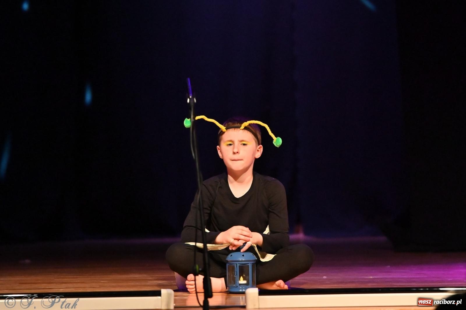 Zdjęcie w galerii na portalu naszraciborz.pl: Magia baśni na scenie MDK. Dziecięce talenty oczarowały publiczność [FOTO] wiadomości z regionu