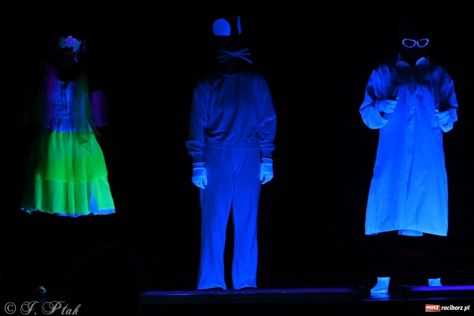 Zdjęcie w galerii na portalu naszraciborz.pl: Magia baśni na scenie MDK. Dziecięce talenty oczarowały publiczność [FOTO] wiadomości z regionu