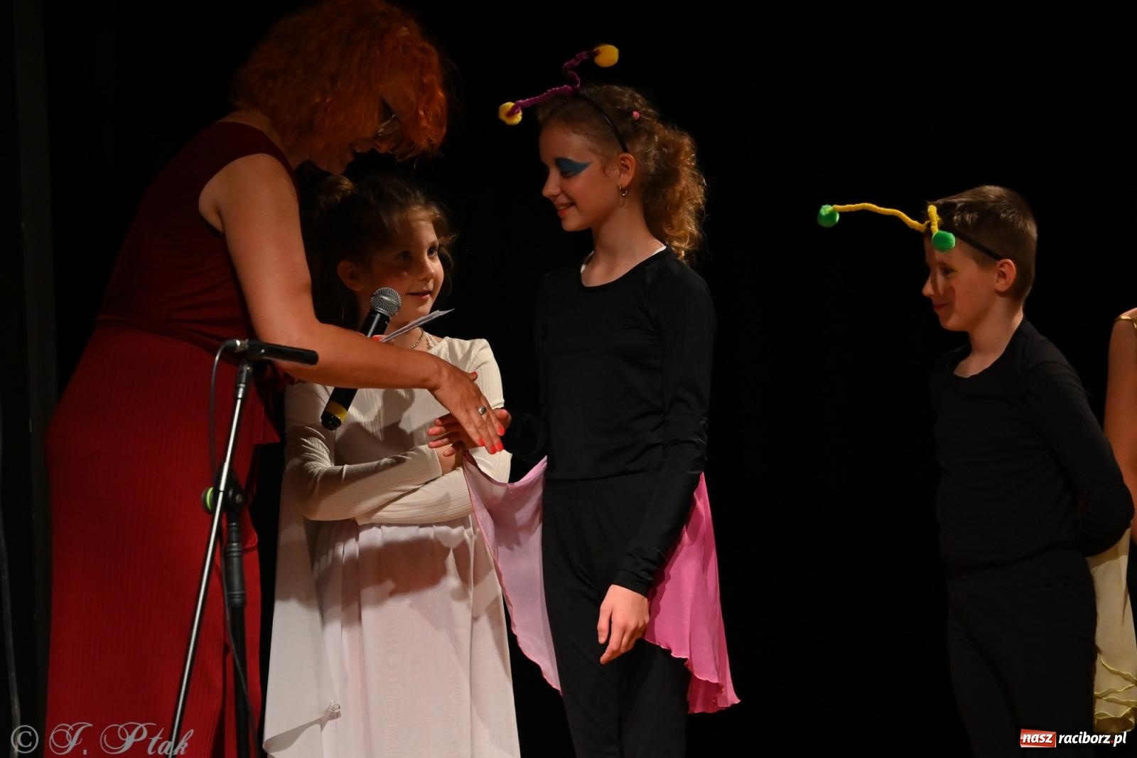 Zdjęcie w galerii na portalu naszraciborz.pl: Magia baśni na scenie MDK. Dziecięce talenty oczarowały publiczność [FOTO] wiadomości z regionu