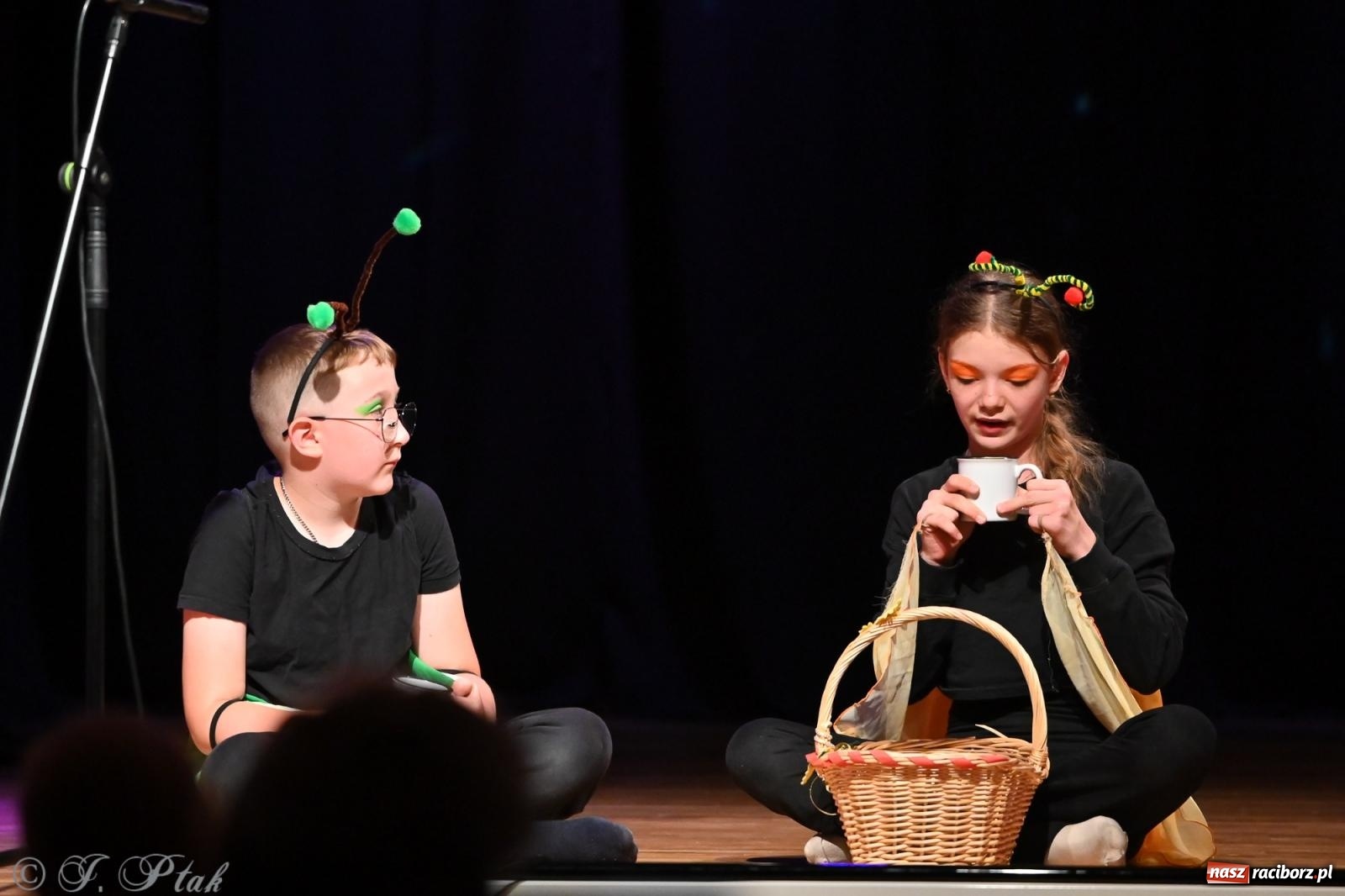 Zdjęcie w galerii na portalu naszraciborz.pl: Magia baśni na scenie MDK. Dziecięce talenty oczarowały publiczność [FOTO] wiadomości z regionu
