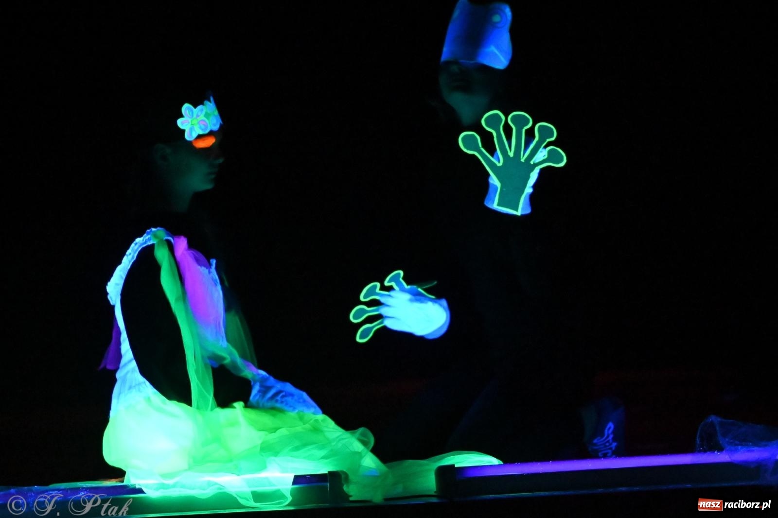 Zdjęcie w galerii na portalu naszraciborz.pl: Magia baśni na scenie MDK. Dziecięce talenty oczarowały publiczność [FOTO] wiadomości z regionu