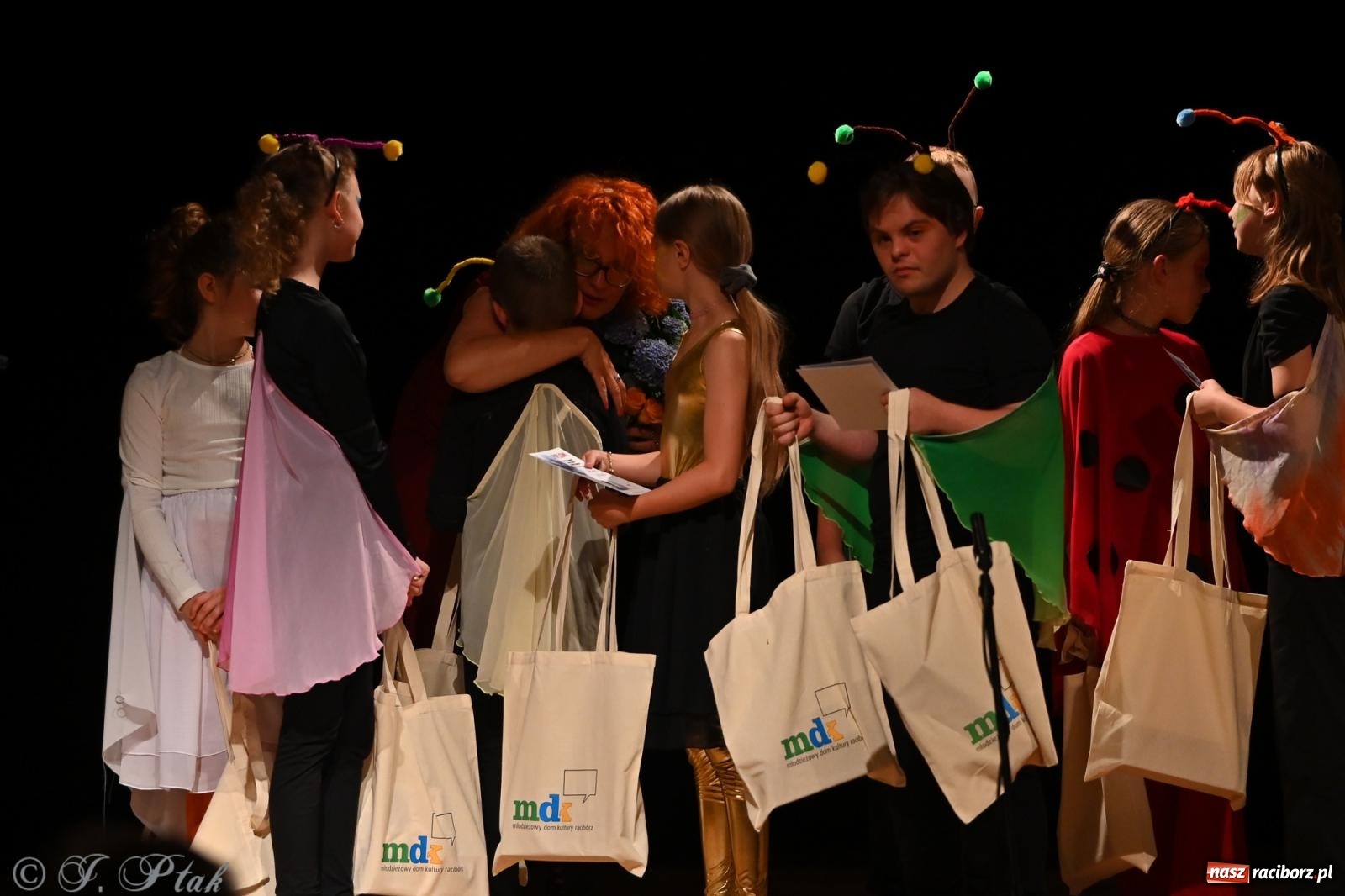 Zdjęcie w galerii na portalu naszraciborz.pl: Magia baśni na scenie MDK. Dziecięce talenty oczarowały publiczność [FOTO] wiadomości z regionu