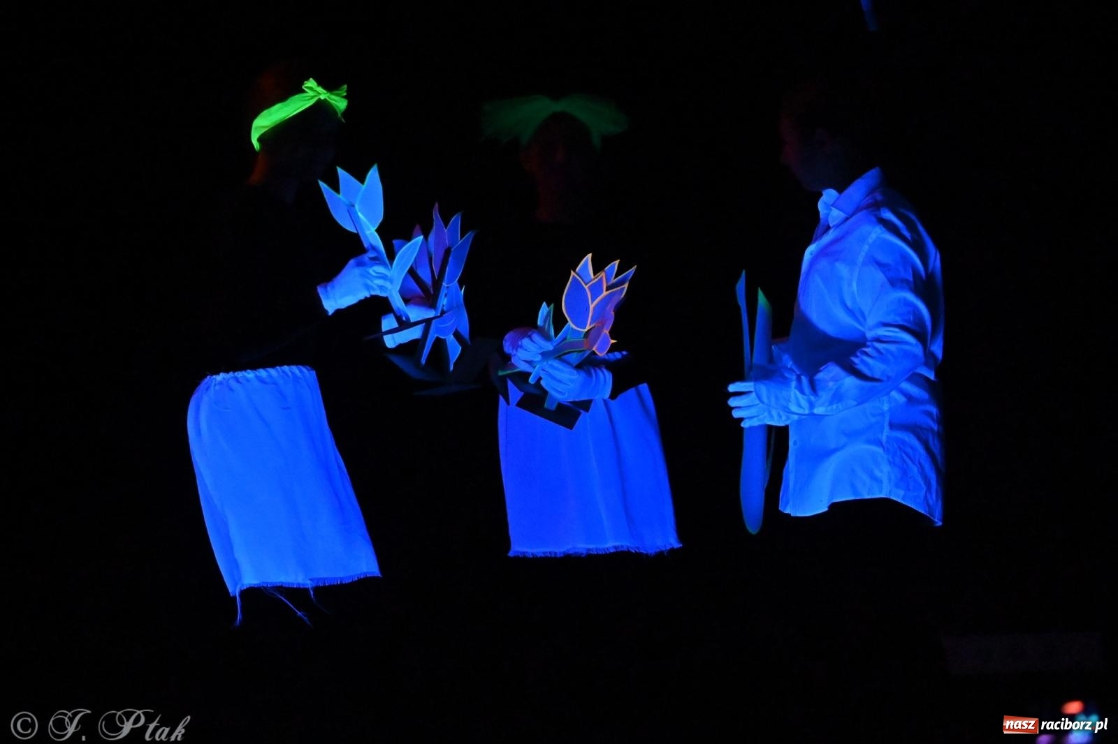 Zdjęcie w galerii na portalu naszraciborz.pl: Magia baśni na scenie MDK. Dziecięce talenty oczarowały publiczność [FOTO] wiadomości z regionu