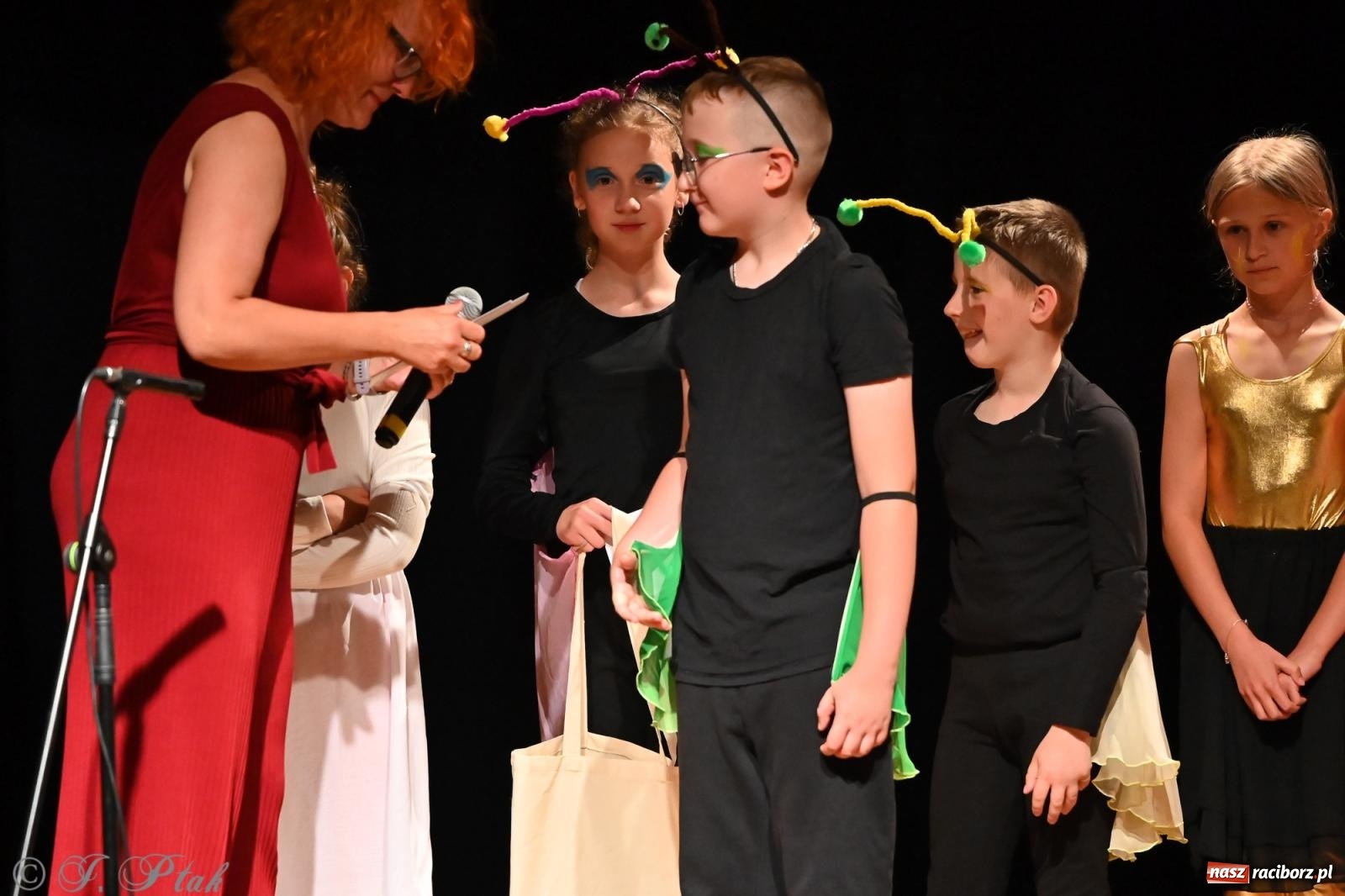 Zdjęcie w galerii na portalu naszraciborz.pl: Magia baśni na scenie MDK. Dziecięce talenty oczarowały publiczność [FOTO] wiadomości z regionu