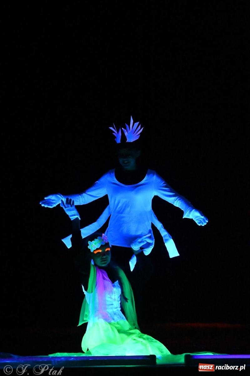 Zdjęcie w galerii na portalu naszraciborz.pl: Magia baśni na scenie MDK. Dziecięce talenty oczarowały publiczność [FOTO] wiadomości z regionu