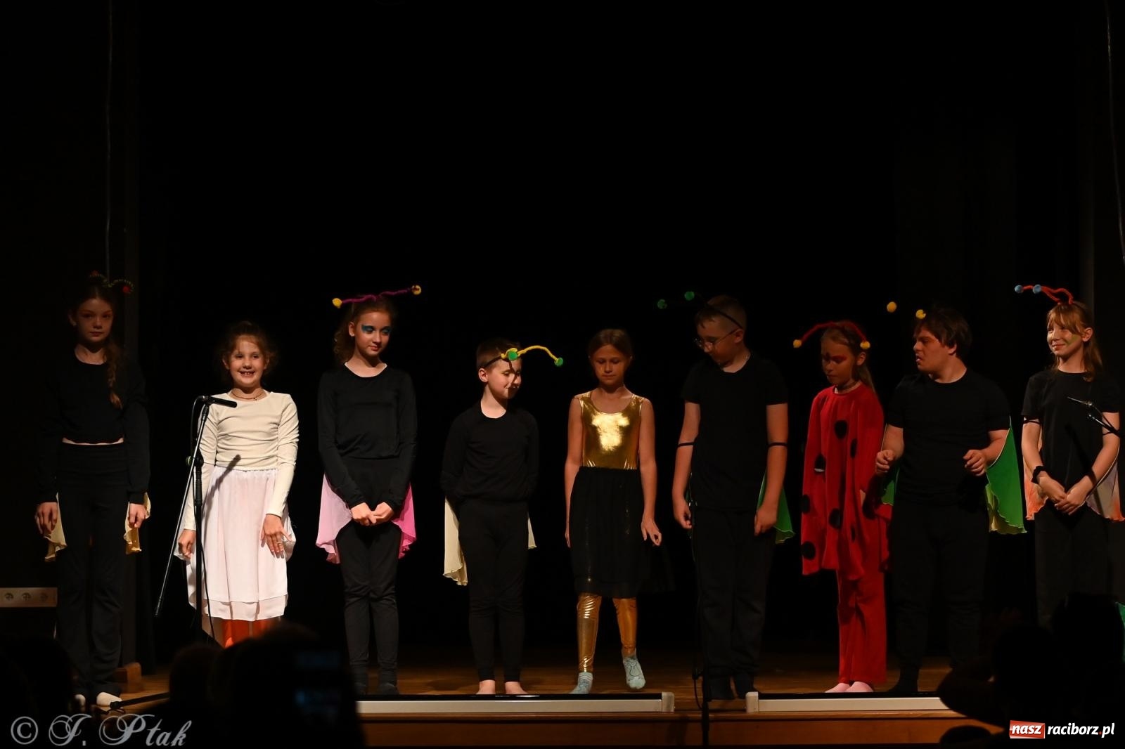 Zdjęcie w galerii na portalu naszraciborz.pl: Magia baśni na scenie MDK. Dziecięce talenty oczarowały publiczność [FOTO] wiadomości z regionu