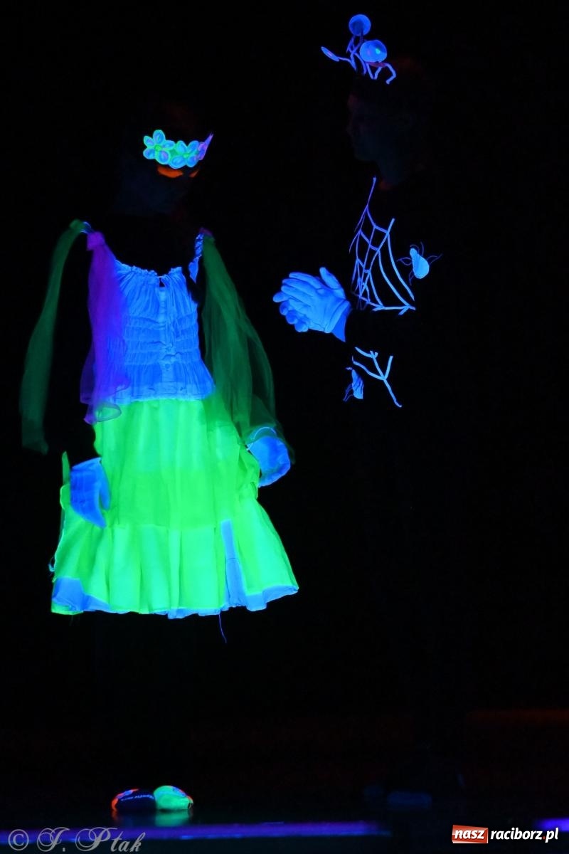 Zdjęcie w galerii na portalu naszraciborz.pl: Magia baśni na scenie MDK. Dziecięce talenty oczarowały publiczność [FOTO] wiadomości z regionu