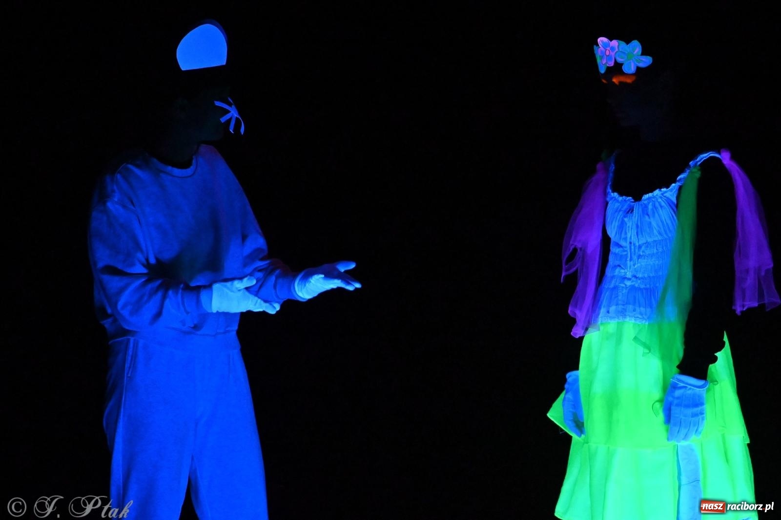 Zdjęcie w galerii na portalu naszraciborz.pl: Magia baśni na scenie MDK. Dziecięce talenty oczarowały publiczność [FOTO] wiadomości z regionu