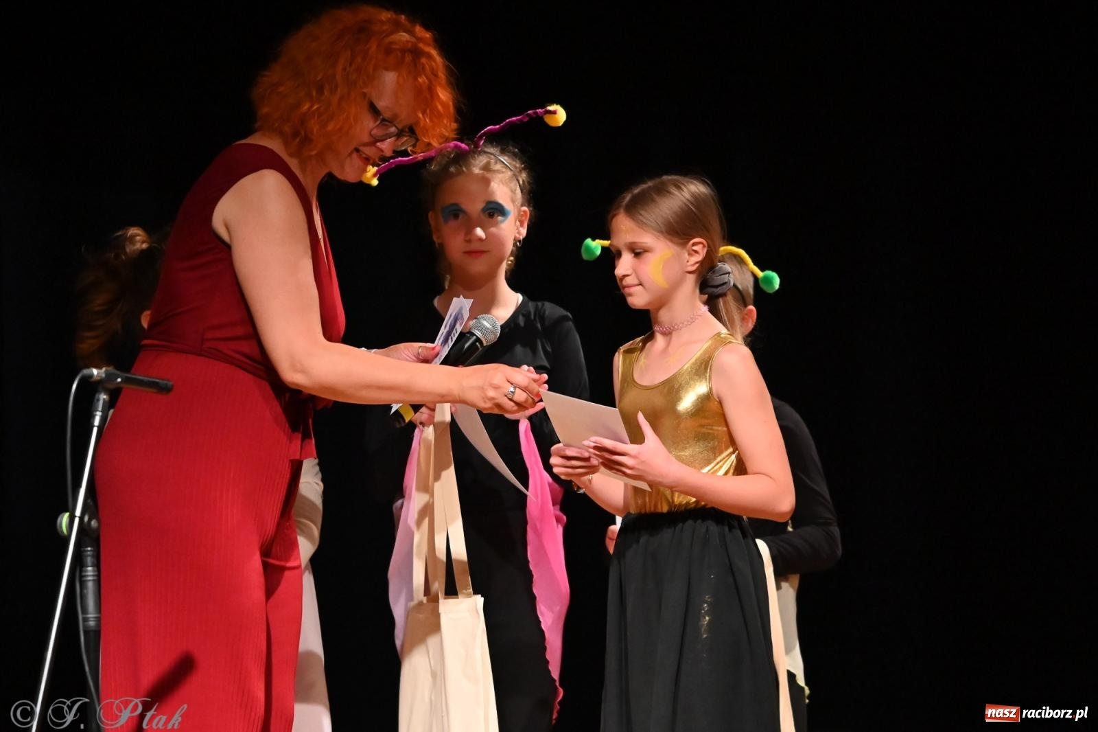 Zdjęcie w galerii na portalu naszraciborz.pl: Magia baśni na scenie MDK. Dziecięce talenty oczarowały publiczność [FOTO] wiadomości z regionu