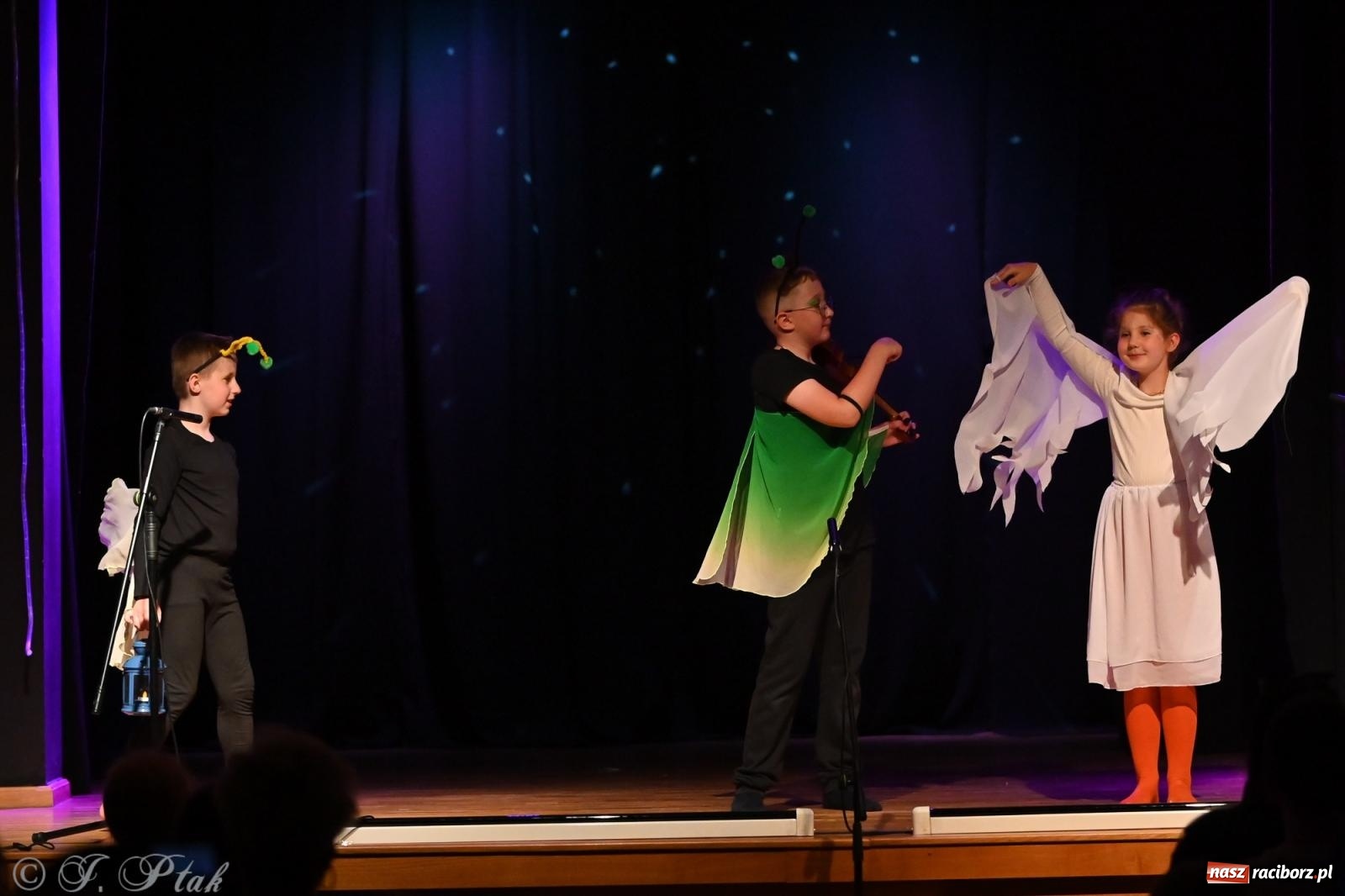 Zdjęcie w galerii na portalu naszraciborz.pl: Magia baśni na scenie MDK. Dziecięce talenty oczarowały publiczność [FOTO] wiadomości z regionu