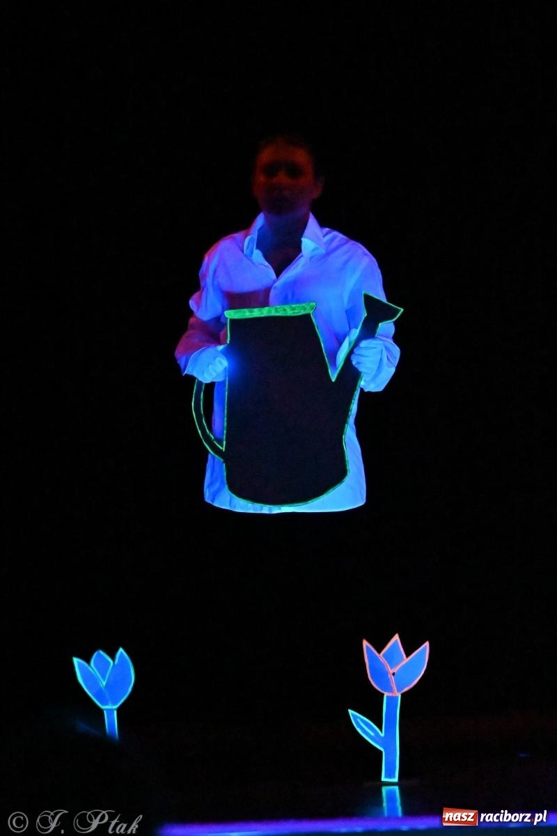 Zdjęcie w galerii na portalu naszraciborz.pl: Magia baśni na scenie MDK. Dziecięce talenty oczarowały publiczność [FOTO] wiadomości z regionu