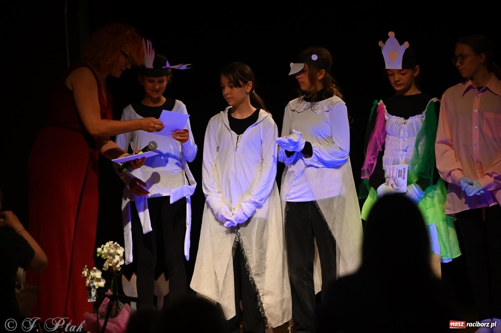 Zdjęcie w galerii na portalu naszraciborz.pl: Magia baśni na scenie MDK. Dziecięce talenty oczarowały publiczność [FOTO] wiadomości z regionu