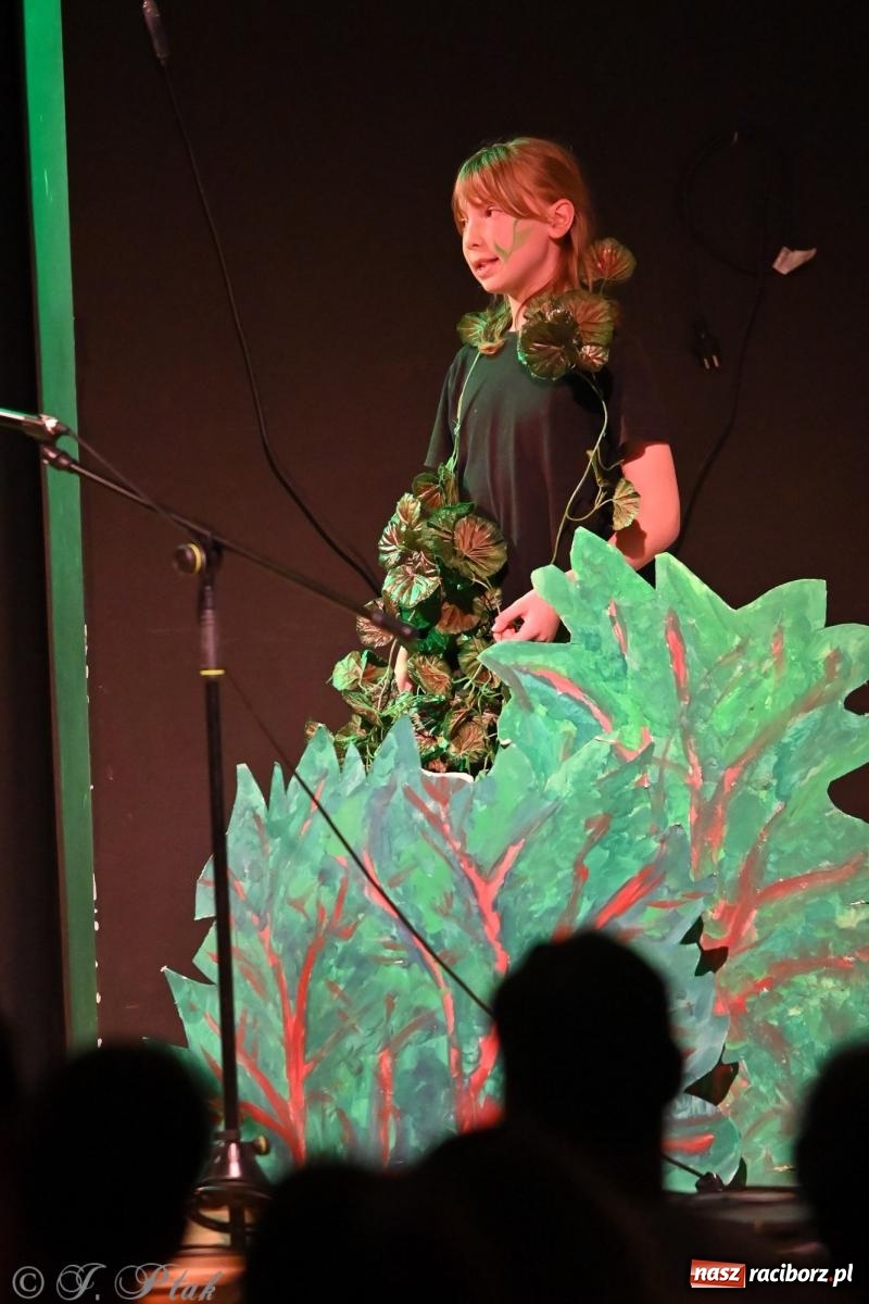 Zdjęcie w galerii na portalu naszraciborz.pl: Magia baśni na scenie MDK. Dziecięce talenty oczarowały publiczność [FOTO] wiadomości z regionu