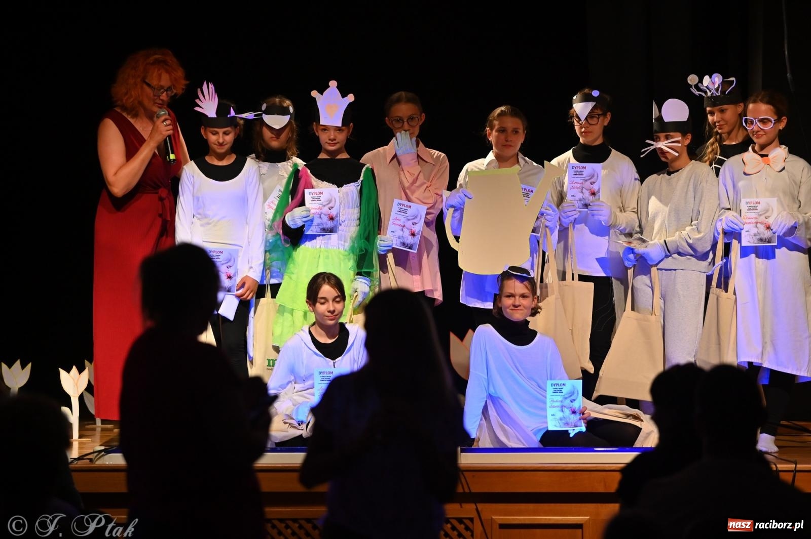 Zdjęcie w galerii na portalu naszraciborz.pl: Magia baśni na scenie MDK. Dziecięce talenty oczarowały publiczność [FOTO] wiadomości z regionu