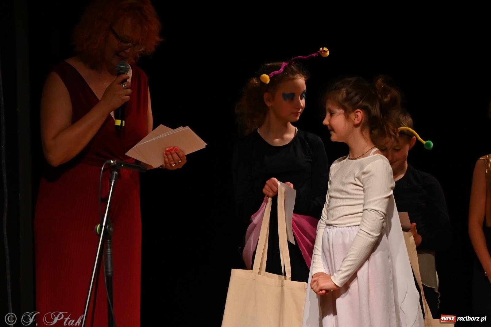 Zdjęcie w galerii na portalu naszraciborz.pl: Magia baśni na scenie MDK. Dziecięce talenty oczarowały publiczność [FOTO] wiadomości z regionu