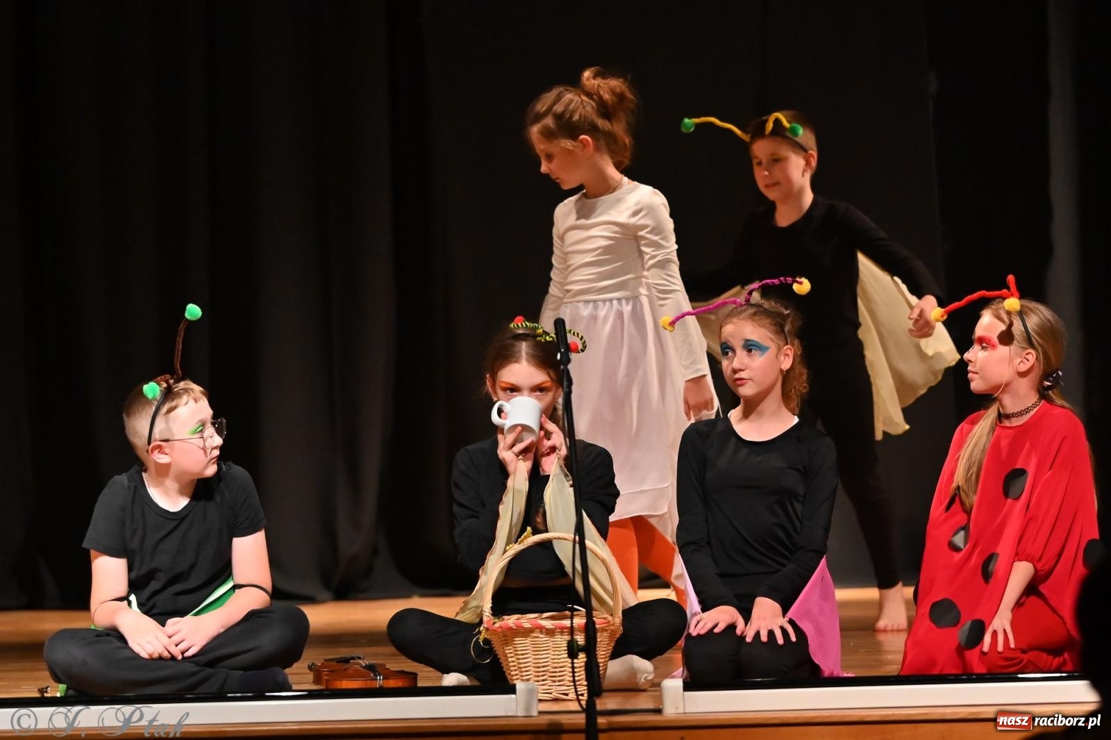Zdjęcie w galerii na portalu naszraciborz.pl: Magia baśni na scenie MDK. Dziecięce talenty oczarowały publiczność [FOTO] wiadomości z regionu