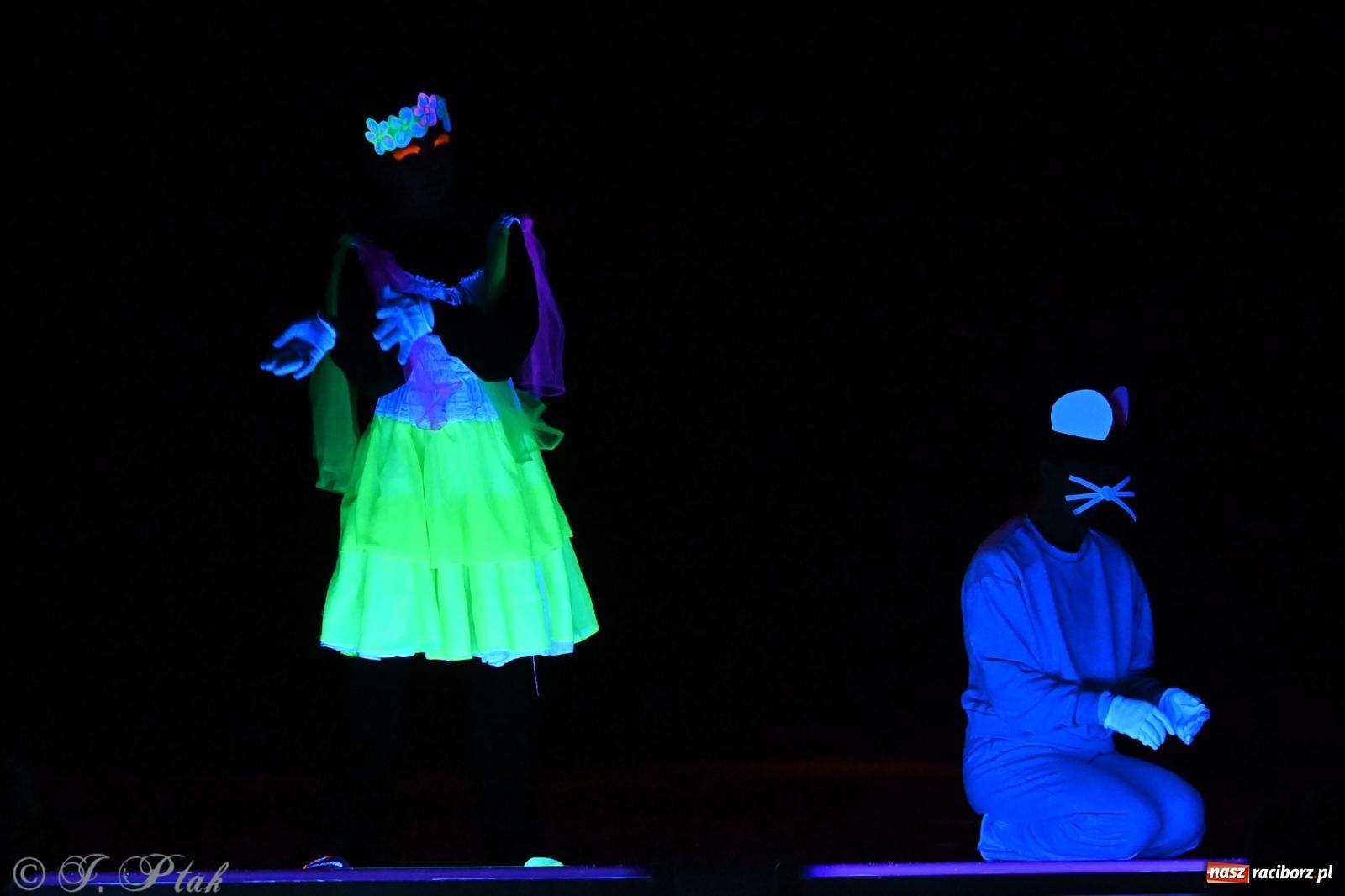 Zdjęcie w galerii na portalu naszraciborz.pl: Magia baśni na scenie MDK. Dziecięce talenty oczarowały publiczność [FOTO] wiadomości z regionu