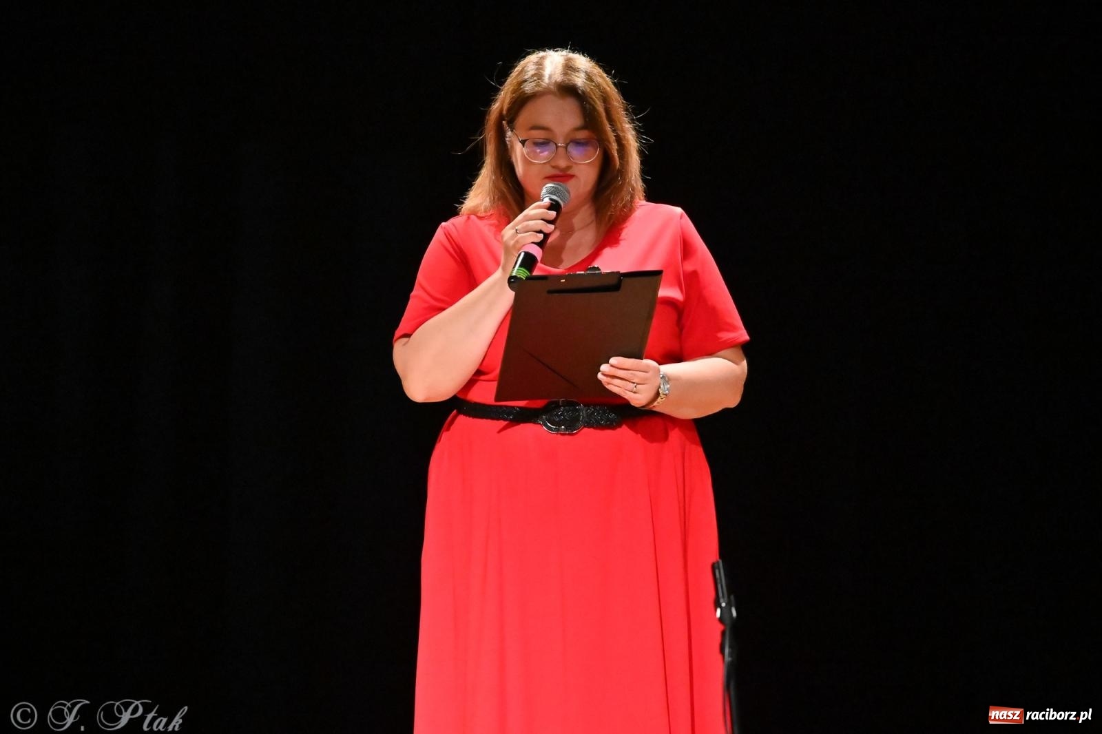 Zdjęcie w galerii na portalu naszraciborz.pl: Magia baśni na scenie MDK. Dziecięce talenty oczarowały publiczność [FOTO] wiadomości z regionu