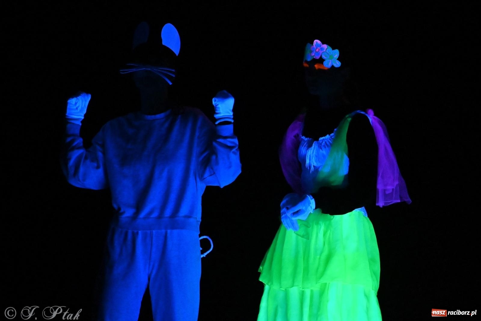 Zdjęcie w galerii na portalu naszraciborz.pl: Magia baśni na scenie MDK. Dziecięce talenty oczarowały publiczność [FOTO] wiadomości z regionu