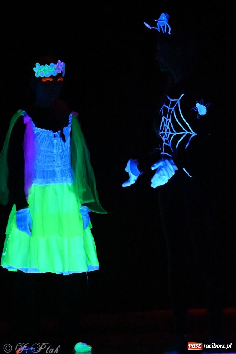 Zdjęcie w galerii na portalu naszraciborz.pl: Magia baśni na scenie MDK. Dziecięce talenty oczarowały publiczność [FOTO] wiadomości z regionu