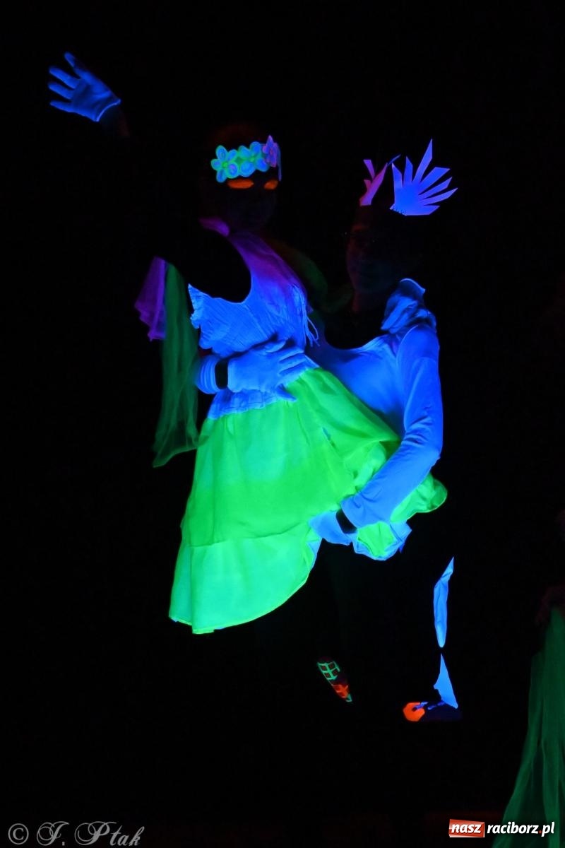 Zdjęcie w galerii na portalu naszraciborz.pl: Magia baśni na scenie MDK. Dziecięce talenty oczarowały publiczność [FOTO] wiadomości z regionu