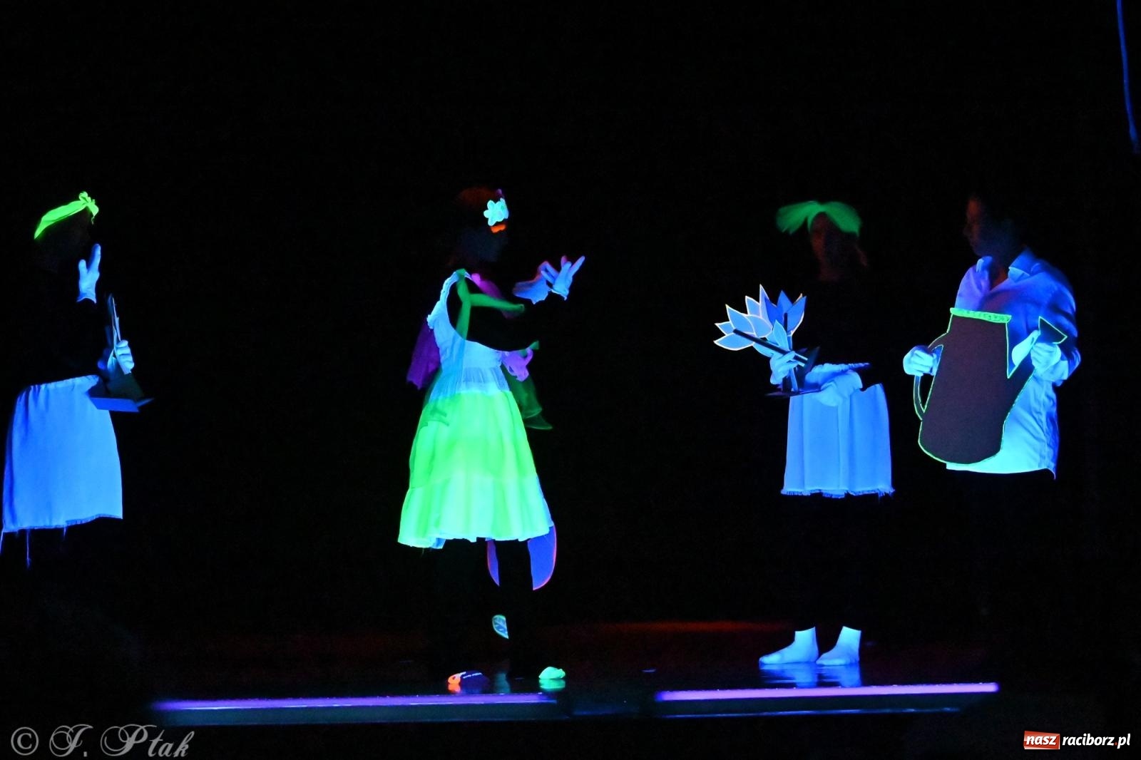 Zdjęcie w galerii na portalu naszraciborz.pl: Magia baśni na scenie MDK. Dziecięce talenty oczarowały publiczność [FOTO] wiadomości z regionu