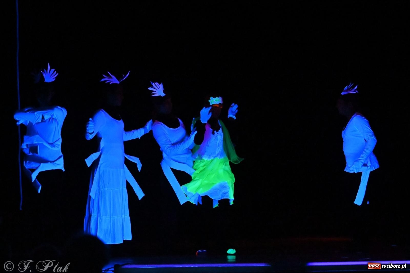 Zdjęcie w galerii na portalu naszraciborz.pl: Magia baśni na scenie MDK. Dziecięce talenty oczarowały publiczność [FOTO] wiadomości z regionu
