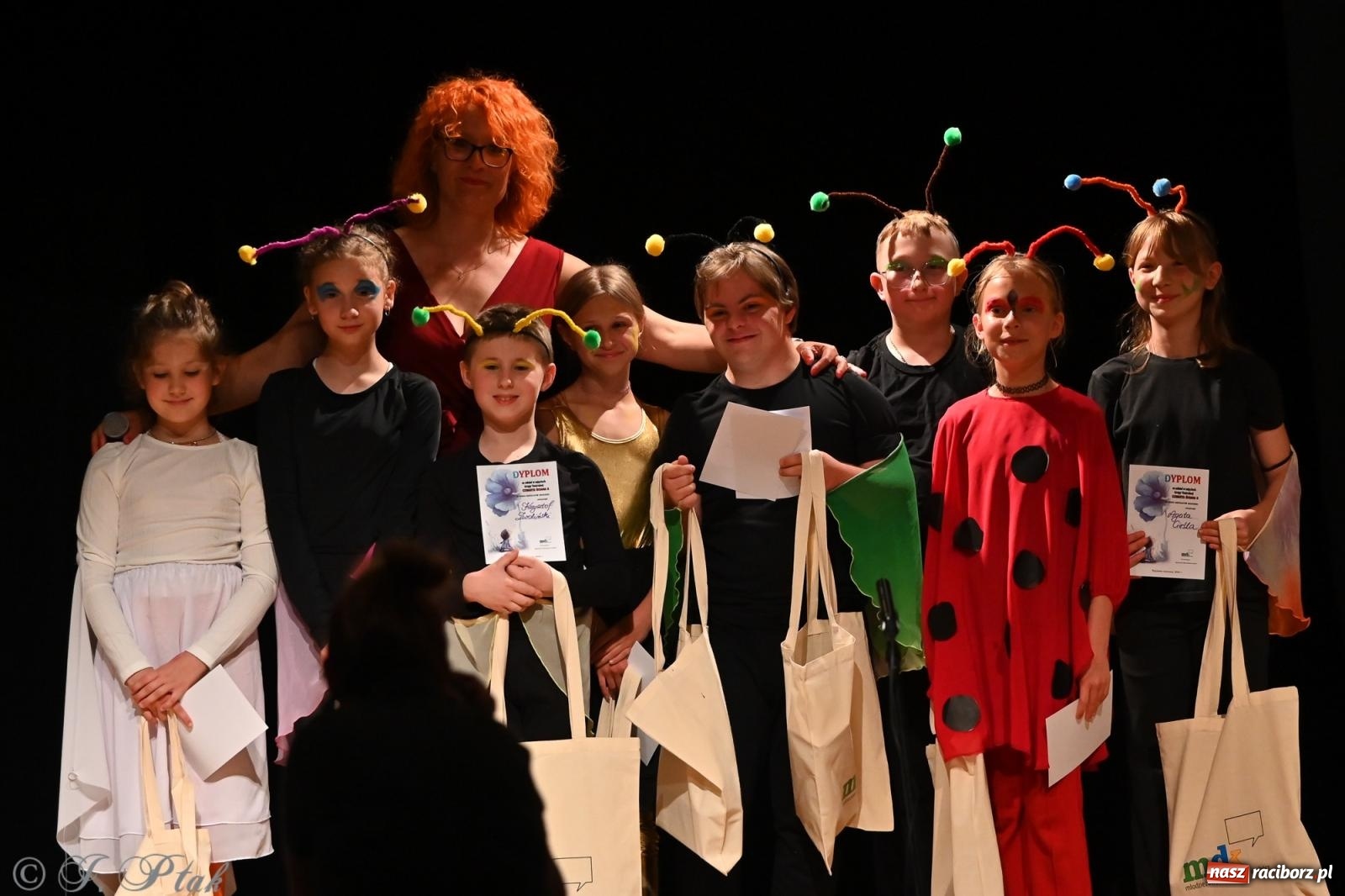 Zdjęcie w galerii na portalu naszraciborz.pl: Magia baśni na scenie MDK. Dziecięce talenty oczarowały publiczność [FOTO] wiadomości z regionu