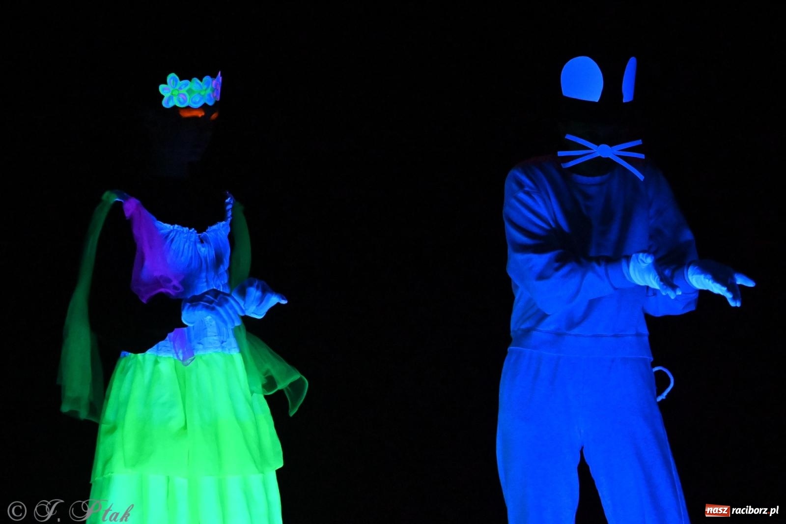 Zdjęcie w galerii na portalu naszraciborz.pl: Magia baśni na scenie MDK. Dziecięce talenty oczarowały publiczność [FOTO] wiadomości z regionu