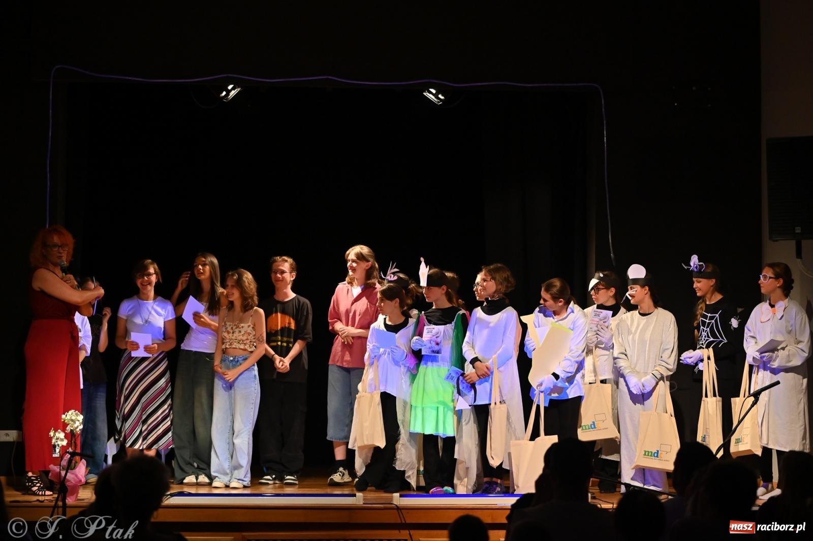 Zdjęcie w galerii na portalu naszraciborz.pl: Magia baśni na scenie MDK. Dziecięce talenty oczarowały publiczność [FOTO] wiadomości z regionu
