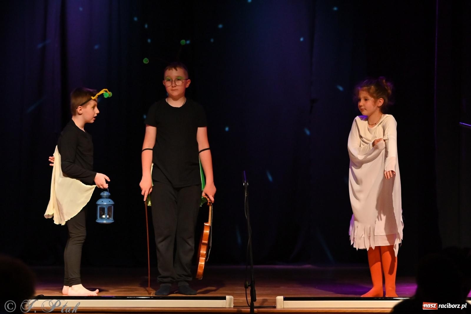 Zdjęcie w galerii na portalu naszraciborz.pl: Magia baśni na scenie MDK. Dziecięce talenty oczarowały publiczność [FOTO] wiadomości z regionu
