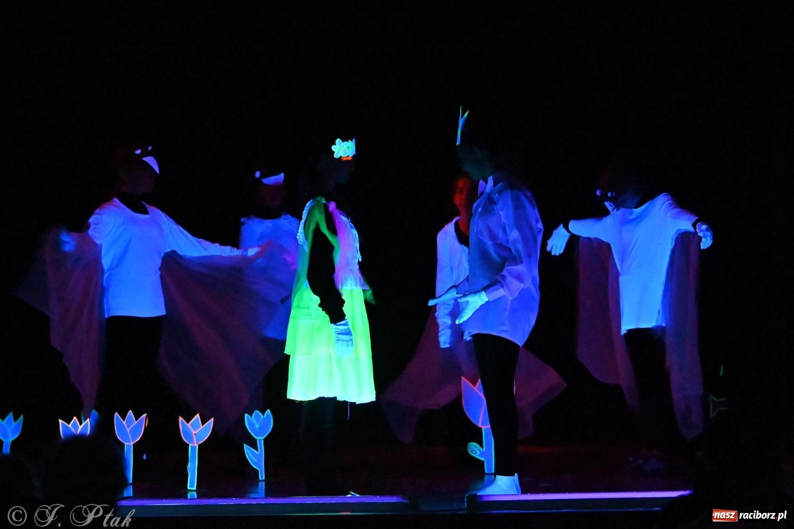 Zdjęcie w galerii na portalu naszraciborz.pl: Magia baśni na scenie MDK. Dziecięce talenty oczarowały publiczność [FOTO] wiadomości z regionu