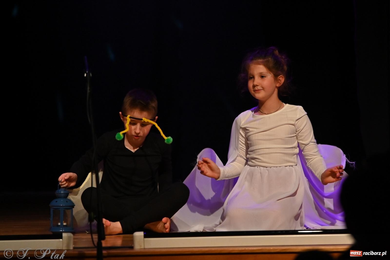 Zdjęcie w galerii na portalu naszraciborz.pl: Magia baśni na scenie MDK. Dziecięce talenty oczarowały publiczność [FOTO] wiadomości z regionu