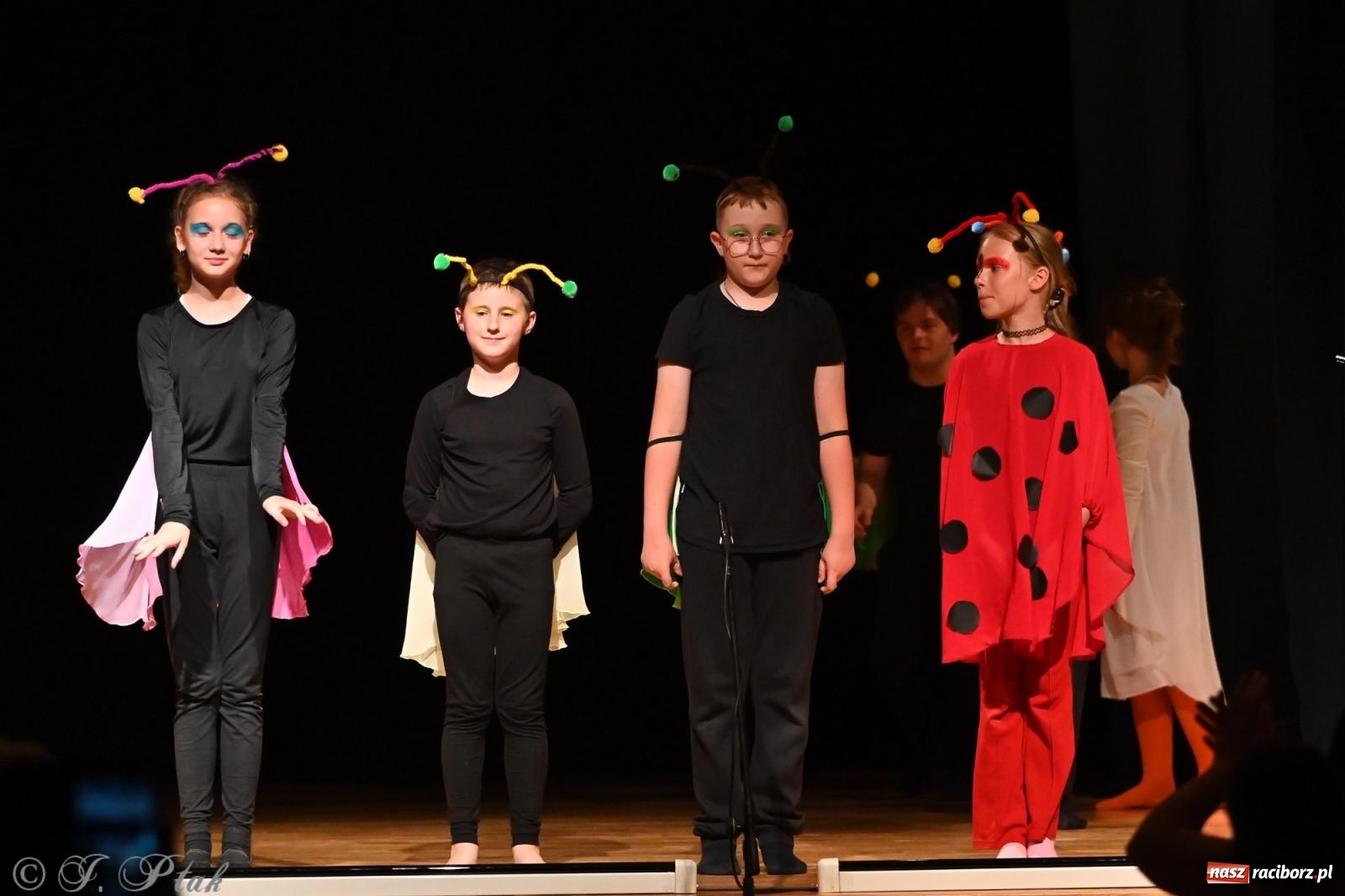 Zdjęcie w galerii na portalu naszraciborz.pl: Magia baśni na scenie MDK. Dziecięce talenty oczarowały publiczność [FOTO] wiadomości z regionu