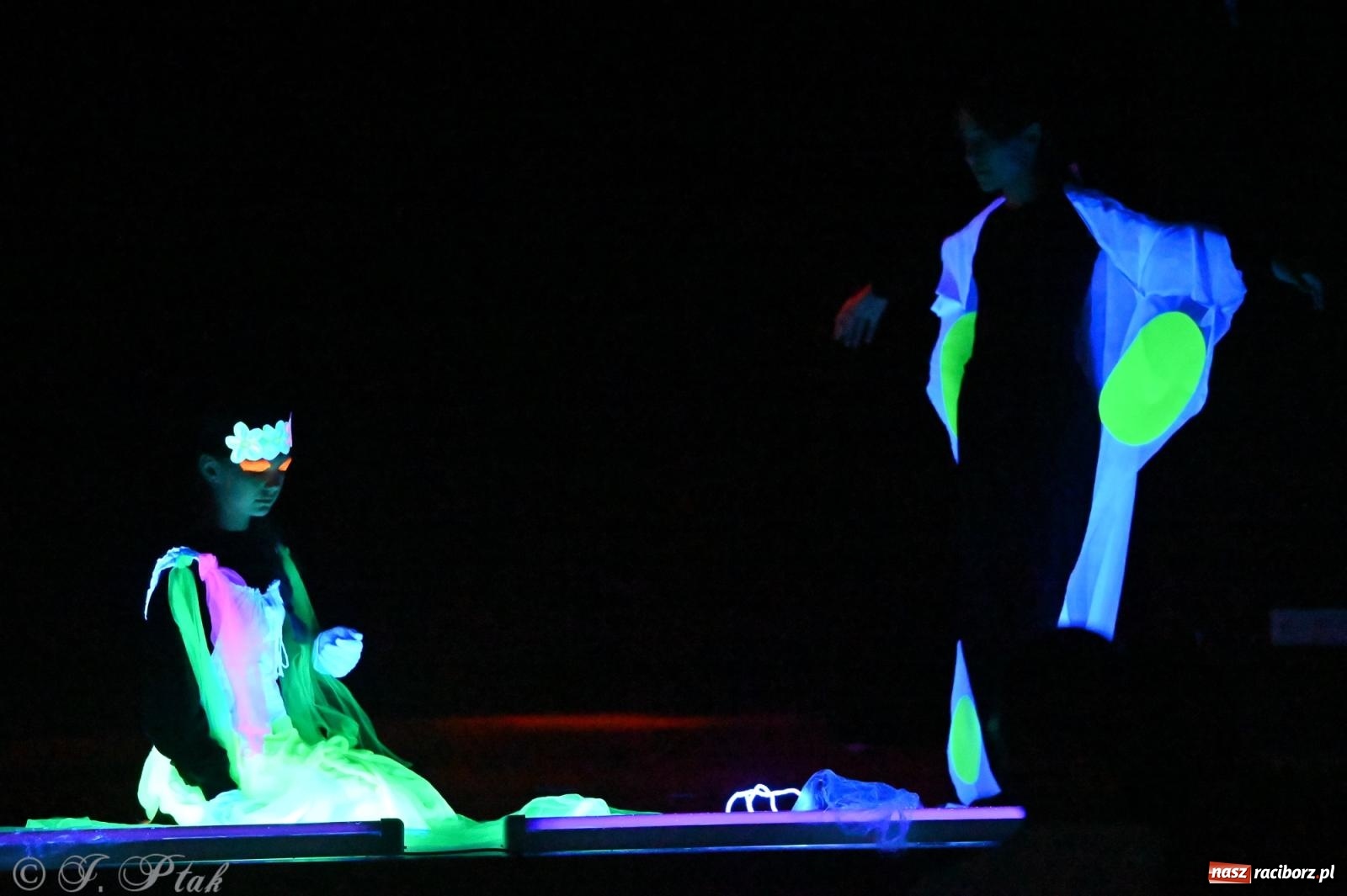 Zdjęcie w galerii na portalu naszraciborz.pl: Magia baśni na scenie MDK. Dziecięce talenty oczarowały publiczność [FOTO] wiadomości z regionu