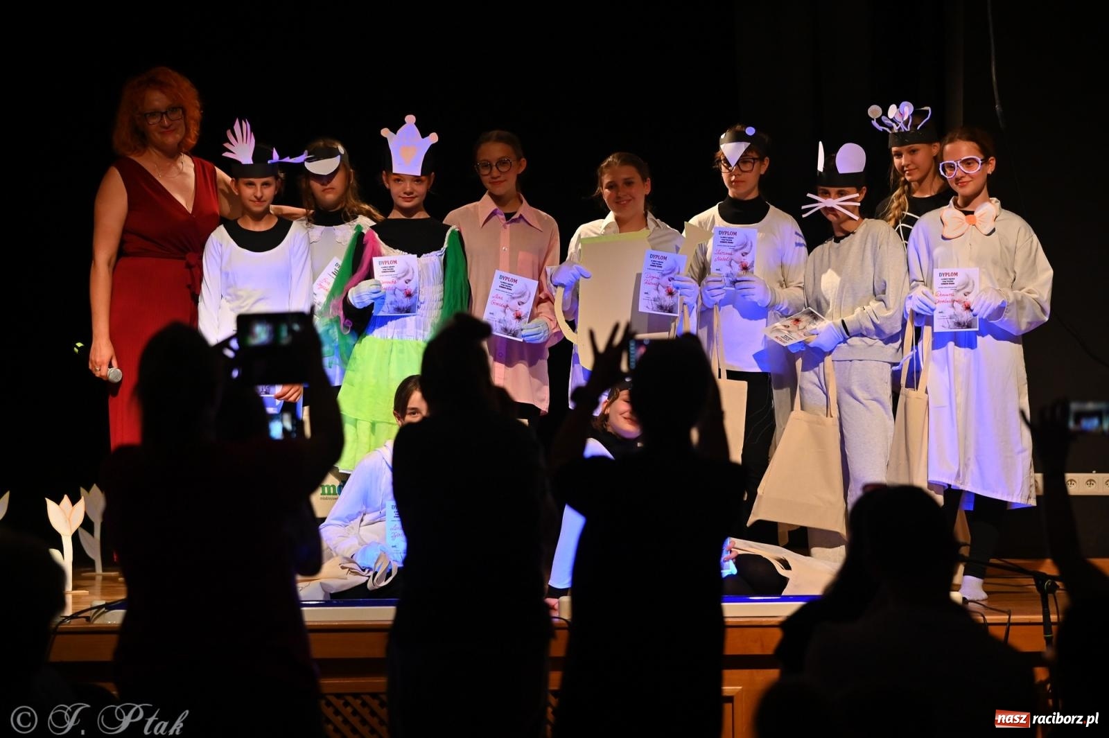 Zdjęcie w galerii na portalu naszraciborz.pl: Magia baśni na scenie MDK. Dziecięce talenty oczarowały publiczność [FOTO] wiadomości z regionu
