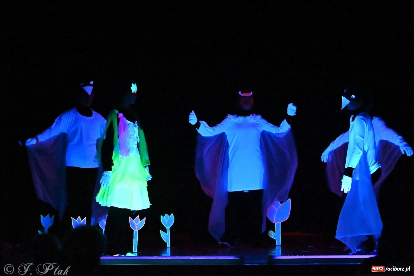 Zdjęcie w galerii na portalu naszraciborz.pl: Magia baśni na scenie MDK. Dziecięce talenty oczarowały publiczność [FOTO] wiadomości z regionu