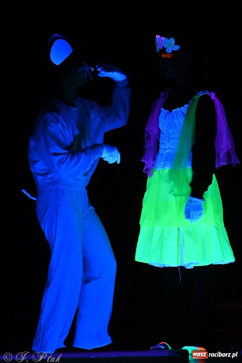 Zdjęcie w galerii na portalu naszraciborz.pl: Magia baśni na scenie MDK. Dziecięce talenty oczarowały publiczność [FOTO] wiadomości z regionu