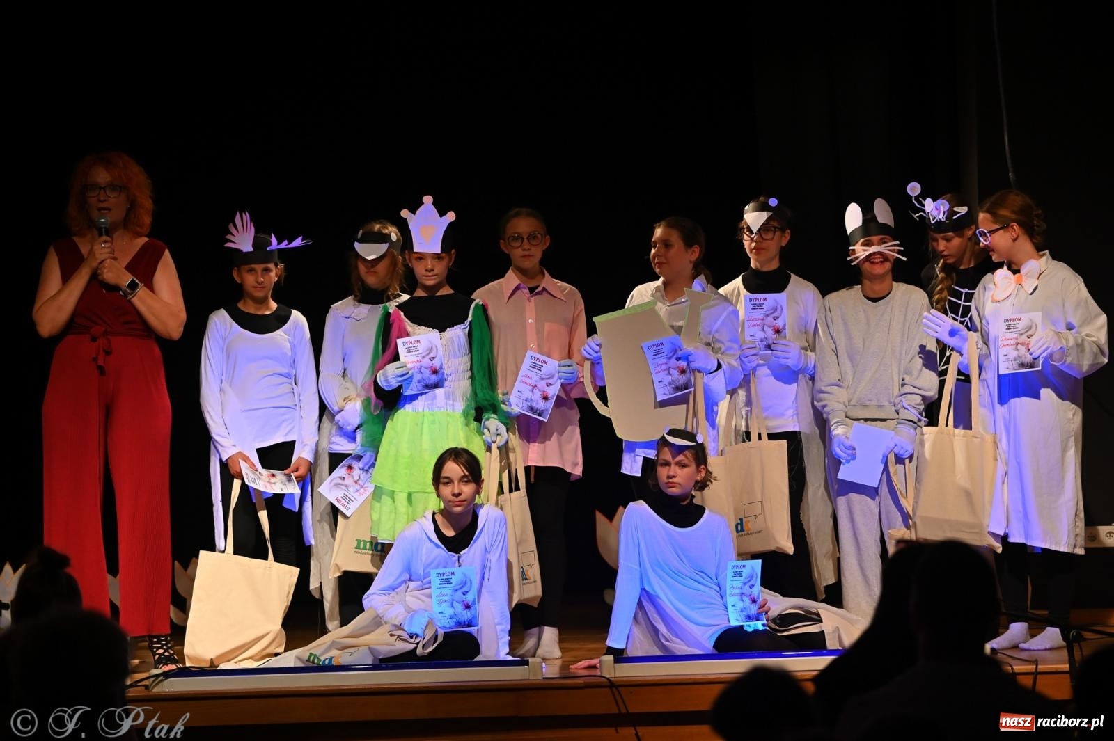 Zdjęcie w galerii na portalu naszraciborz.pl: Magia baśni na scenie MDK. Dziecięce talenty oczarowały publiczność [FOTO] wiadomości z regionu