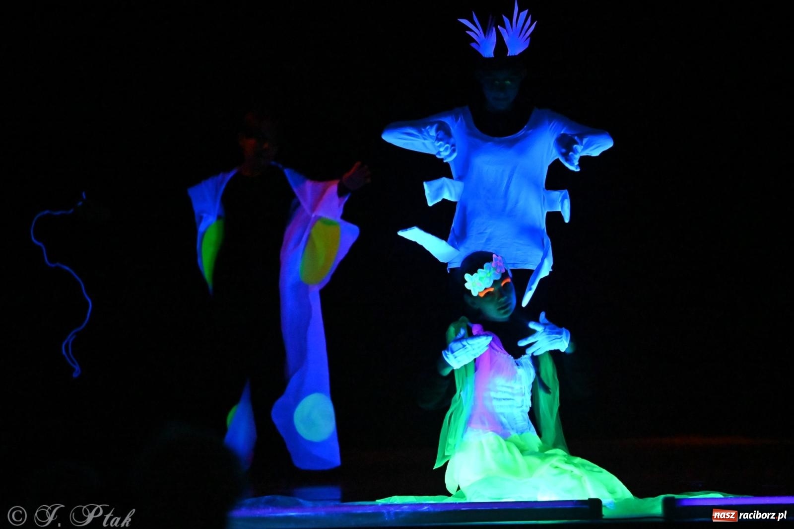 Zdjęcie w galerii na portalu naszraciborz.pl: Magia baśni na scenie MDK. Dziecięce talenty oczarowały publiczność [FOTO] wiadomości z regionu