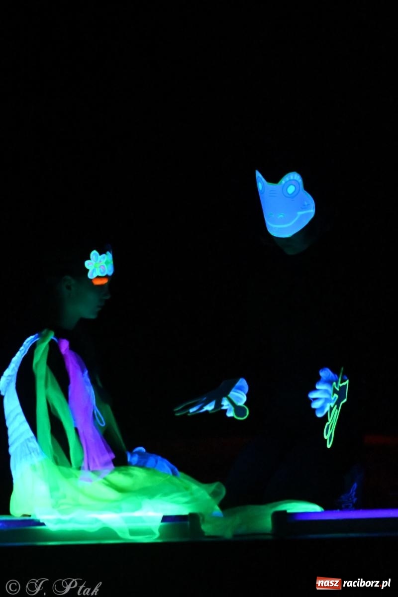 Zdjęcie w galerii na portalu naszraciborz.pl: Magia baśni na scenie MDK. Dziecięce talenty oczarowały publiczność [FOTO] wiadomości z regionu