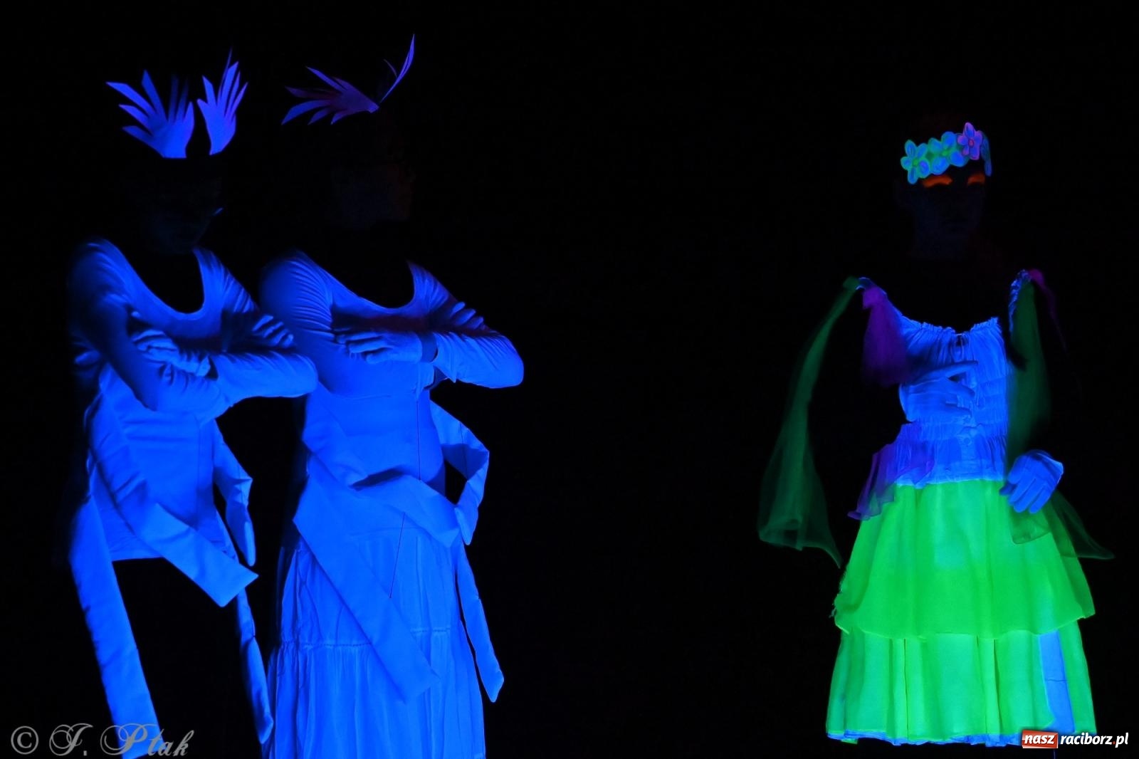 Zdjęcie w galerii na portalu naszraciborz.pl: Magia baśni na scenie MDK. Dziecięce talenty oczarowały publiczność [FOTO] wiadomości z regionu