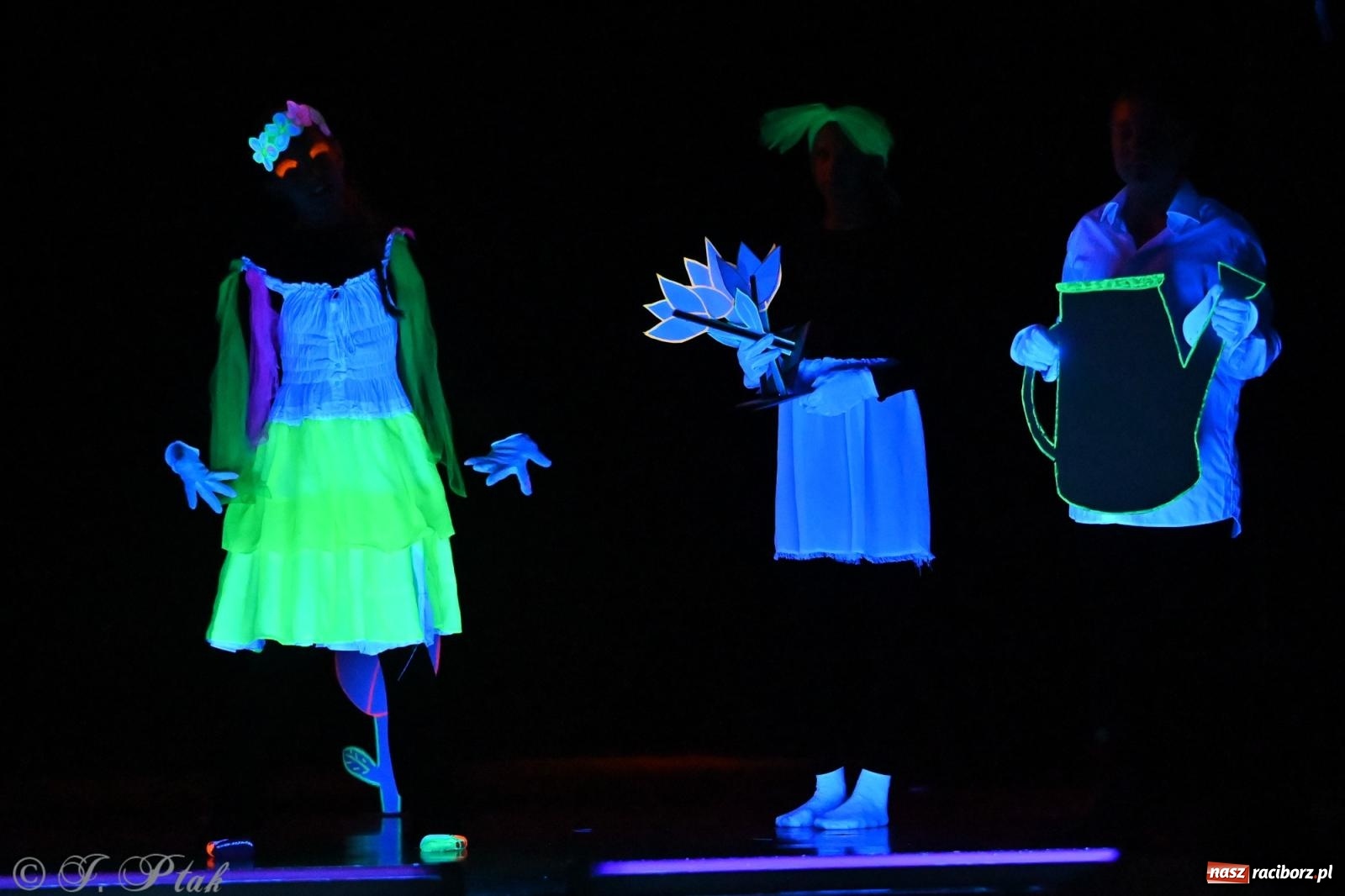 Zdjęcie w galerii na portalu naszraciborz.pl: Magia baśni na scenie MDK. Dziecięce talenty oczarowały publiczność [FOTO] wiadomości z regionu
